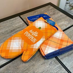Kitchen Mitt/Towels Set.